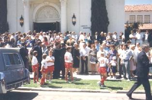 Przy Kościele Sióstr Karmelitanek, po Żałobnej Mszy świętej. Na zdjęciu Norbert Deyna przyjmuje kondolencje od czarnoskórego piłkarza z San Diego Sockers