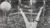 30.06.1974r. Frankfurt, mecz Polska - Jugosławia 2:1, Deyna po strzelonym rzucie karnym, ręce w górze mówią o wszystkim